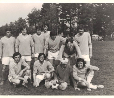 Místní fotbalisi, kteří nastoupili proti skupině Plastic People v roce 1974