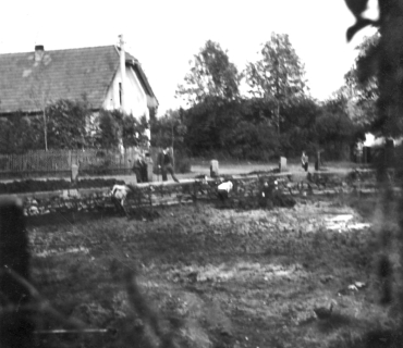 Čištění dolního rybníčka 1958